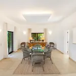 Luxury Private Family With Pool Ac & Parking Вілла Портіман