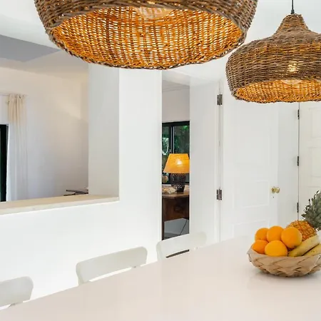 Luxury Private Family With Pool Ac & Parking 别墅 *
